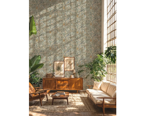 Woonkamer met bloemenbehang, houten meubels en kamerplanten voor een natuurlijke sfeer.