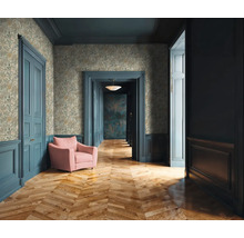 Decoratieve hal met bloemenbehang, houten vloer, deurkozijnen en fauteuil