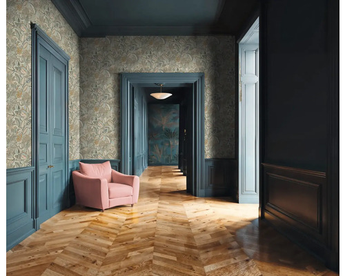 Decoratieve hal met bloemenbehang, houten vloer, deurkozijnen en fauteuil