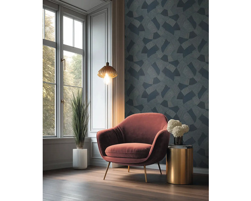 Woonkamer met fauteuil, bijzettafel en behang met patroon