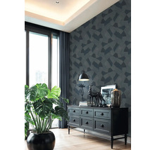 Woonkamer met ladekast, kamerplant en patroonbehang