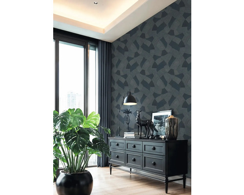 Woonkamer met ladekast, kamerplant en patroonbehang