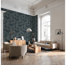 Woonkamer met bank, fauteuil, houten tafel en behang met patroon