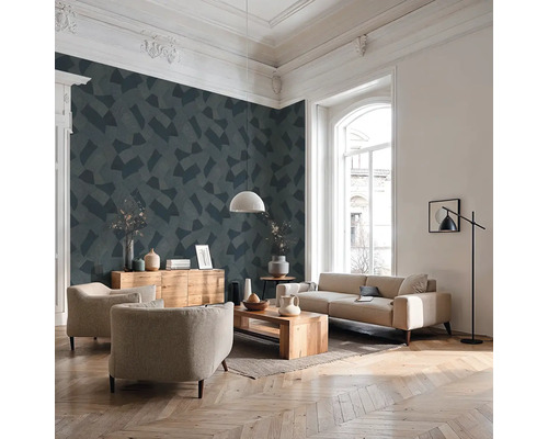 Woonkamer met bank, fauteuil, houten tafel en behang met patroon