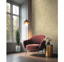 Interieurweergave van een kamer met fauteuil, bijzettafel, kamerplant, hanglamp en raam