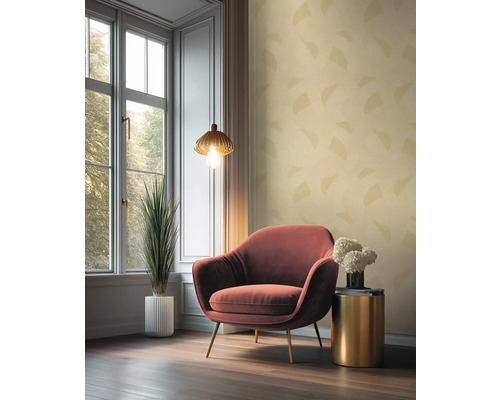 Interieurweergave van een kamer met fauteuil, bijzettafel, kamerplant, hanglamp en raam