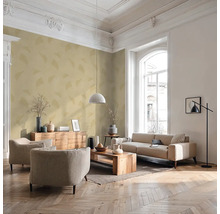 Lichte woonkamer met bank, fauteuils, houten tafel en decoratieve elementen.