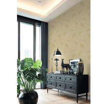 Woonkamer met behang met patroon, commode en kamerplant voor een aangename sfeer.