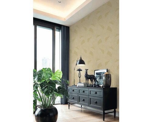 Woonkamer met behang met patroon, commode en kamerplant voor een aangename sfeer.