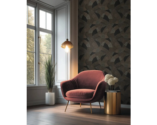 Woonkamer met fauteuil, bijzettafel, kamerplant en patroonbehang