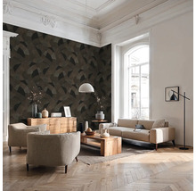 Woonkamer met patroonbehang, bank, fauteuil en houten tafel