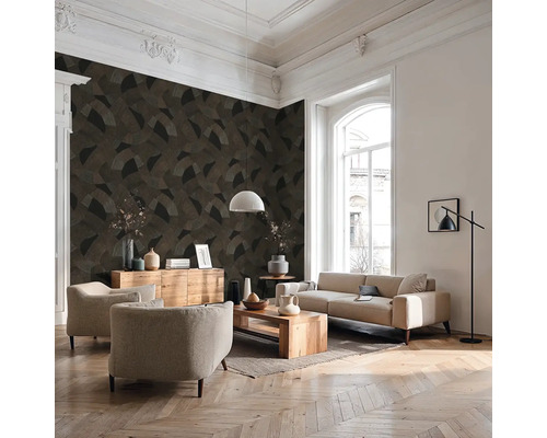 Woonkamer met patroonbehang, bank, fauteuil en houten tafel