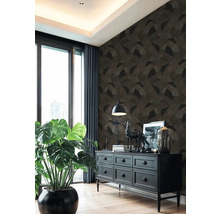 Woonkamer met patroonbehang, dressoir, raam en kamerplant