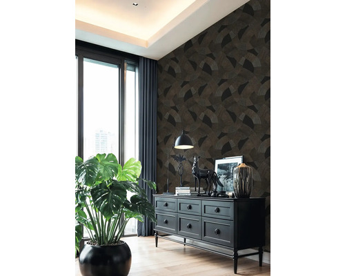 Woonkamer met patroonbehang, dressoir, raam en kamerplant