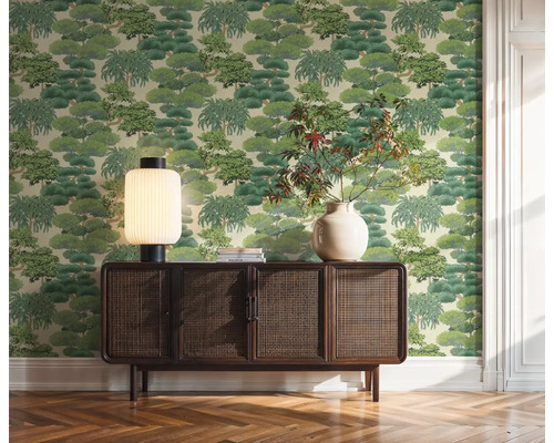 Woonkamer met behang met boommotief, houten dressoir, tafellamp en vaas