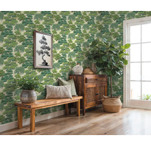 Gedecoreerde kamer met behang met boommotief, bank, dressoir en kamerplanten