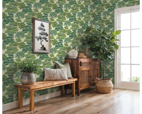 Gedecoreerde kamer met behang met boommotief, bank, dressoir en kamerplanten