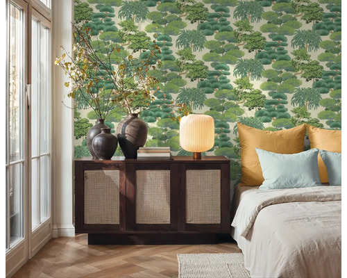 Slaapkamer met behang met patroon, dressoir en bed