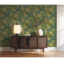 Decoratief groen behang met boommotief achter een houten kast in de kamer.