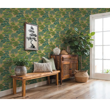 Kamer met groen boombehang, houten bank, kast en potplanten voor een natuurlijke sfeer