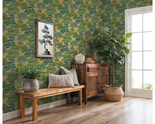 Kamer met groen boombehang, houten bank, kast en potplanten voor een natuurlijke sfeer