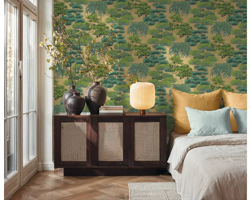 Slaapkamer met behangmotief, dressoir en bed