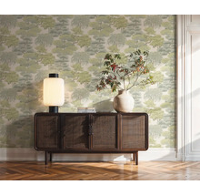 Woonkamer met patroonbehang, dressoir, lamp en vaas