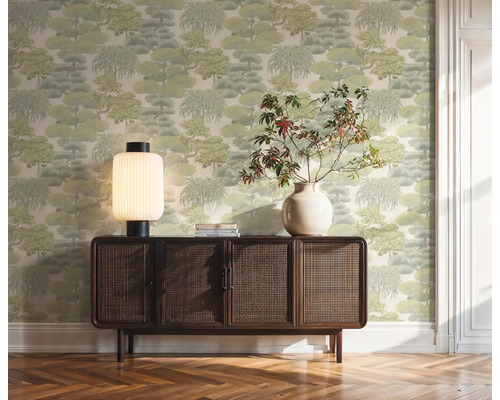 Woonkamer met patroonbehang, dressoir, lamp en vaas