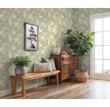 Decoratieve kamer met patroonbehang, houten bank, kast en kamerplanten