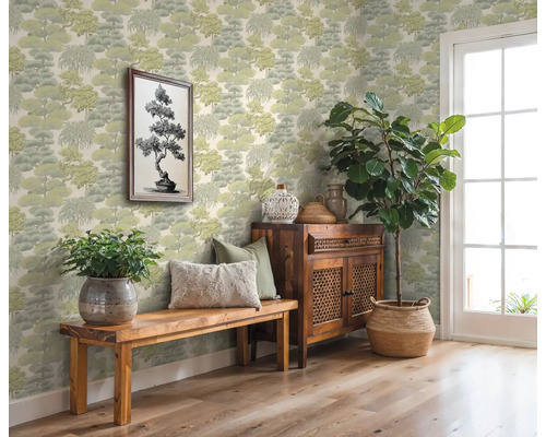 Decoratieve kamer met patroonbehang, houten bank, kast en kamerplanten