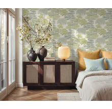 Slaapkamer met patroonbehang, dressoir en bed