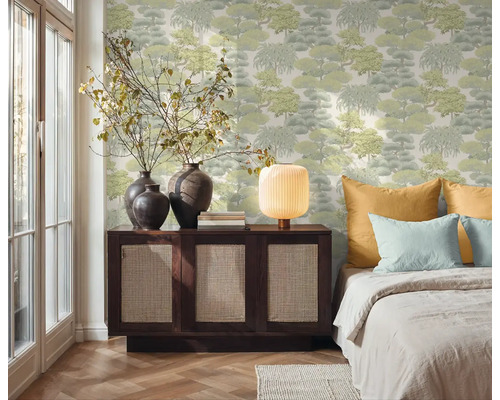 Slaapkamer met patroonbehang, dressoir en bed