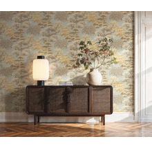 Decoratieve kamer met behang met print, houten vloer en een dressoir met lamp en vaas