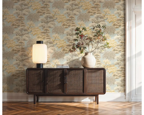 Decoratieve kamer met behang met print, houten vloer en een dressoir met lamp en vaas