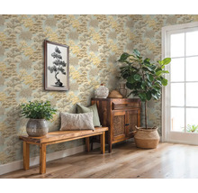 Decoratieve ruimte met patroonbehang, houten bank, kast en kamerplanten voor een huiselijke sfeer