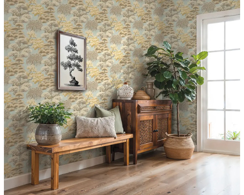 Decoratieve ruimte met patroonbehang, houten bank, kast en kamerplanten voor een huiselijke sfeer