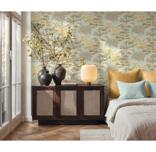 Decoratieve woonkamer met patroonbehang, dressoir, lamp en bed