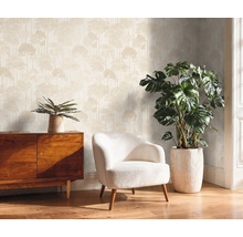 Woonkamer met patroonbehang, fauteuil en dressoir