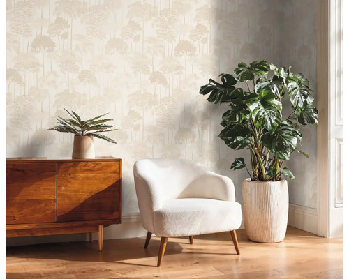 Woonkamer met patroonbehang, fauteuil en dressoir