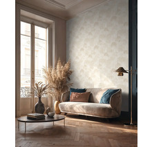 Woonkamer met bank, tafel en behang met motief