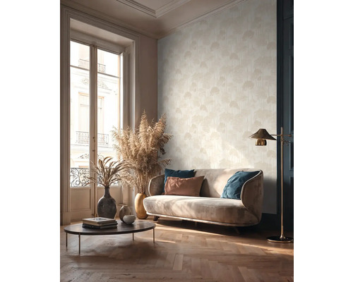 Woonkamer met bank, tafel en behang met motief