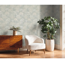 Woonkamer met boombehang, dressoir, fauteuil en potplanten voor een gezellige sfeer