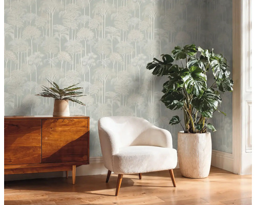 Woonkamer met boombehang, dressoir, fauteuil en potplanten voor een gezellige sfeer