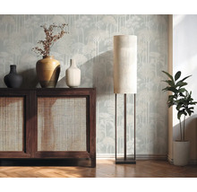 Interieurweergave met houten dressoir, tafellamp en kamerplant voor een gedessineerd behang