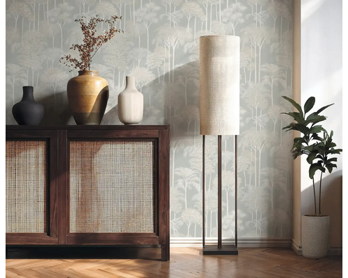 Interieurweergave met houten dressoir, tafellamp en kamerplant voor een gedessineerd behang