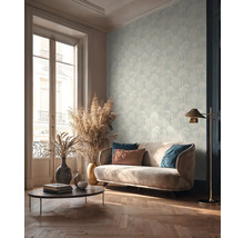 Woonkamer met bank, salontafel, vloerlamp en behang met boommotief