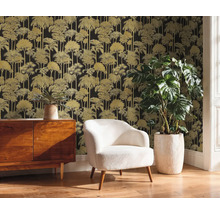 Woonkamer met dressoir, fauteuil, kamerplant en behang met boommotief