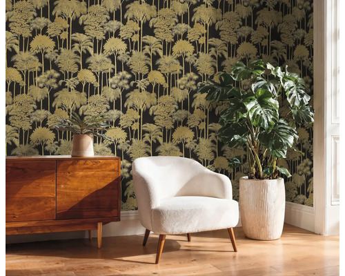 Woonkamer met dressoir, fauteuil, kamerplant en behang met boommotief