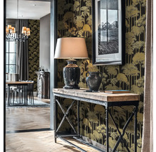 Entree met console, lamp en behang met motief