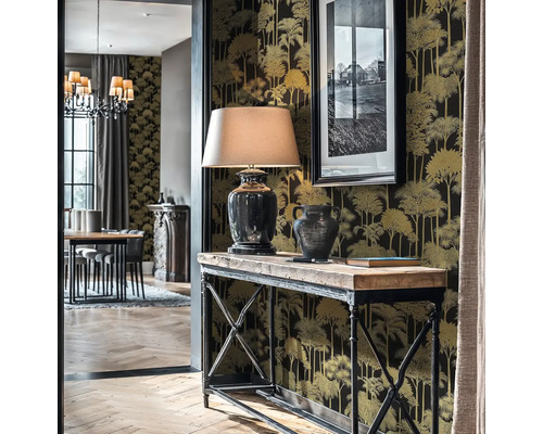 Entree met console, lamp en behang met motief